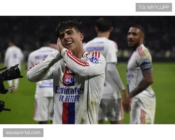 VAR介入判定里昂进球有效，引发客队斯特拉斯堡球员强烈抗议